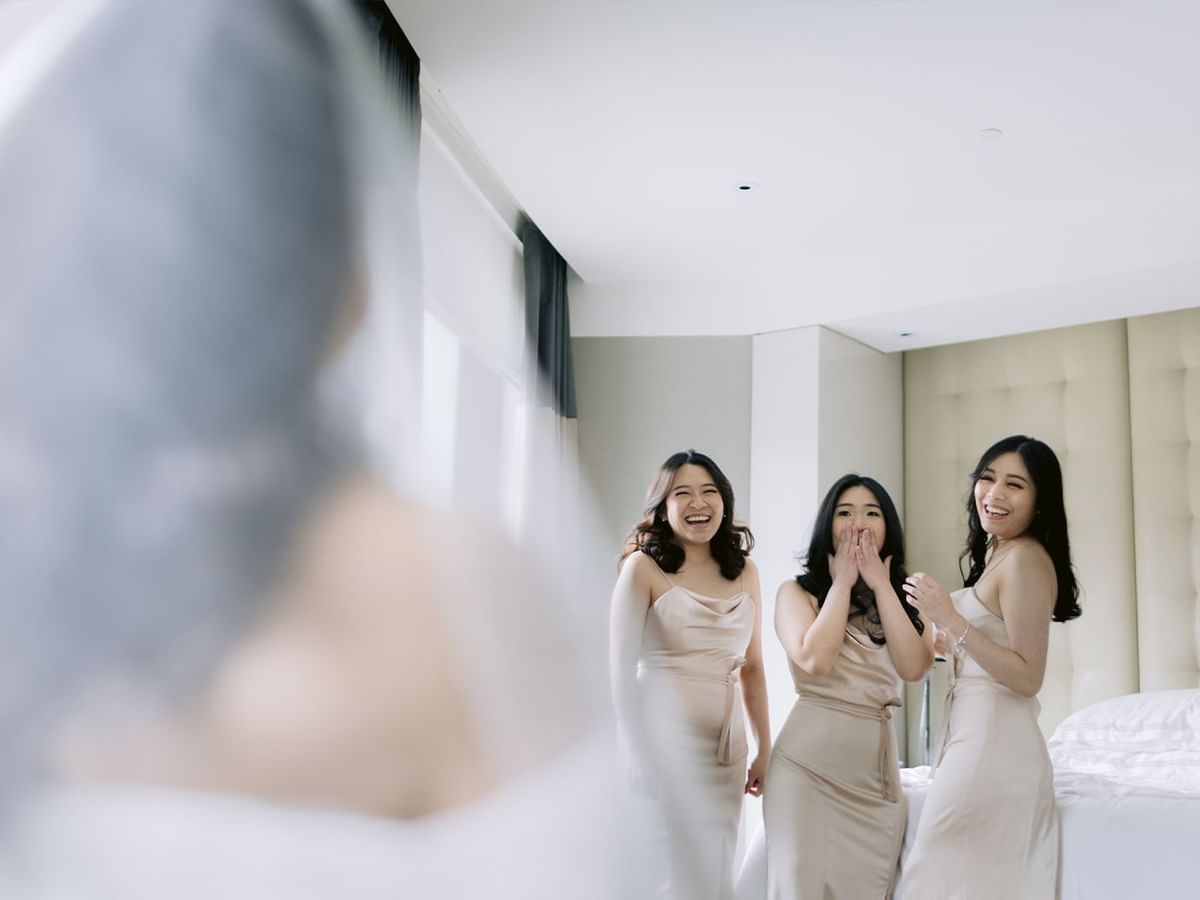 Group of bridesmaids looking at Felicia at Crown Towers Perth