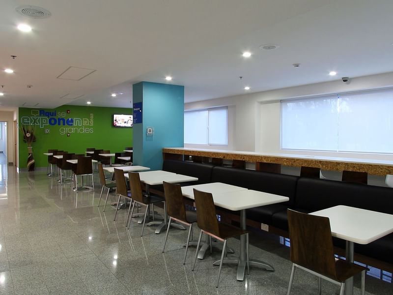 Mesas de comedor dispuestas en una sala de desayunos de One Hotels