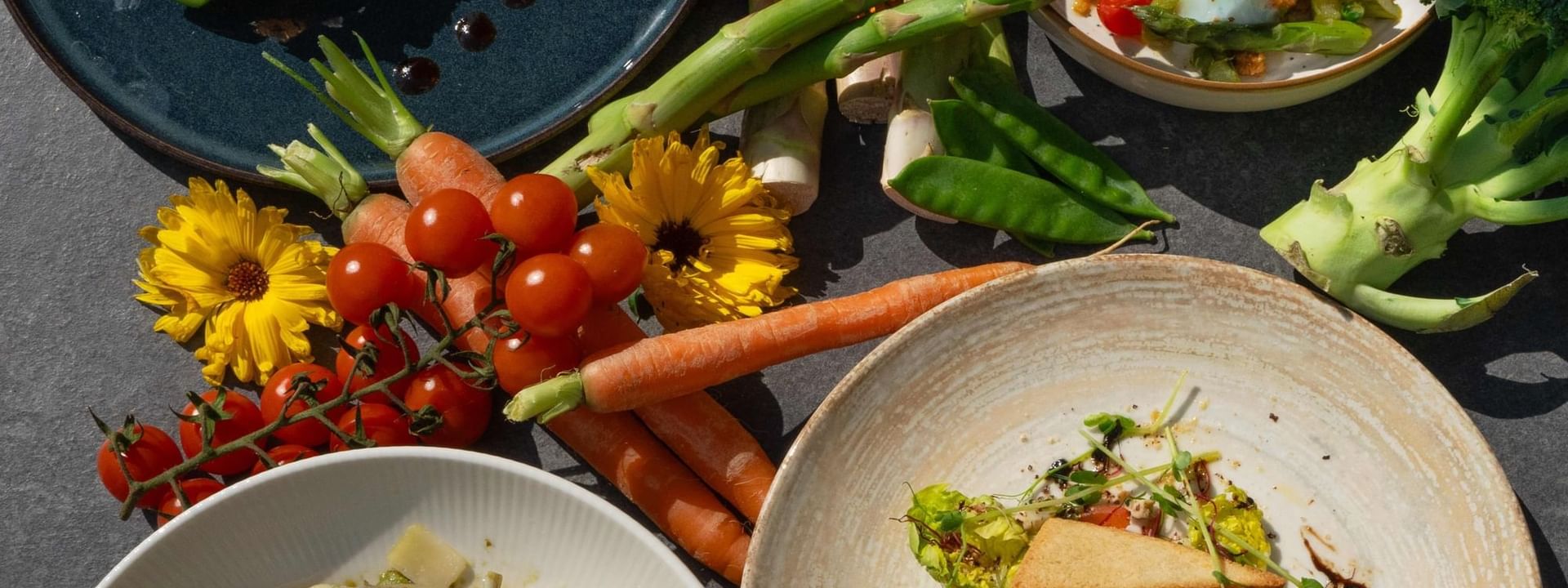 Un buffet de brunch varié et coloré, agrémenté de légumes frais, chez Warwick Hotels and Resorts : un véritable festin pour les yeux