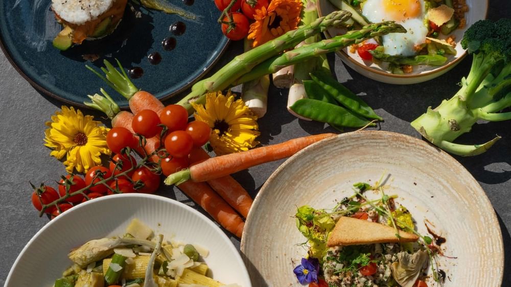 Un buffet de brunch varié et coloré, agrémenté de légumes frais, chez Warwick Hotels and Resorts : un véritable festin pour les yeux