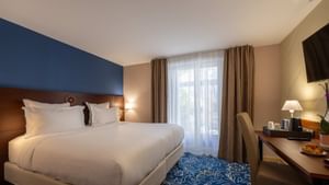 Chambre élégante avec lit, bureau et télévision au Yachtman.