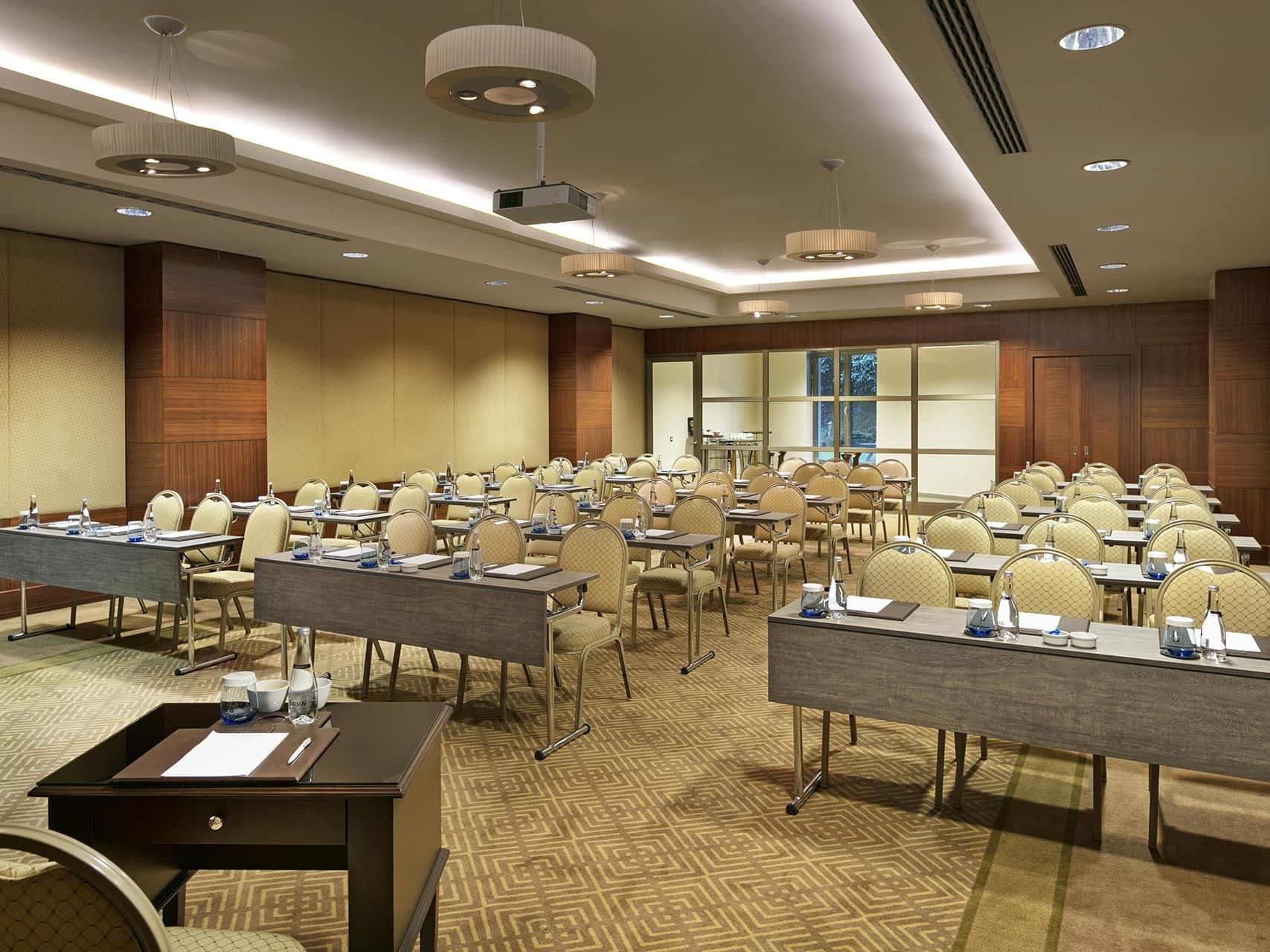  Titanic Business Kartal’daki Borneo salonunda, sınıf düzeninde masa ve sandalyelerle hazırlanmış toplantı odası.