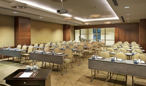 Titanic Business Kartal'daki Borneo 1 salonunda, masa ve sandalyelerle sınıf düzeninde hazırlanmış bir toplantı odası bulunmaktadır.