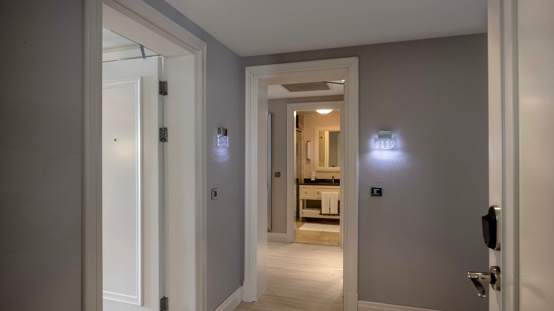 Просторный коридор Family Pool Suite Swim-up с серыми стенами в Titanic Deluxe Golf Belek, Анталья
