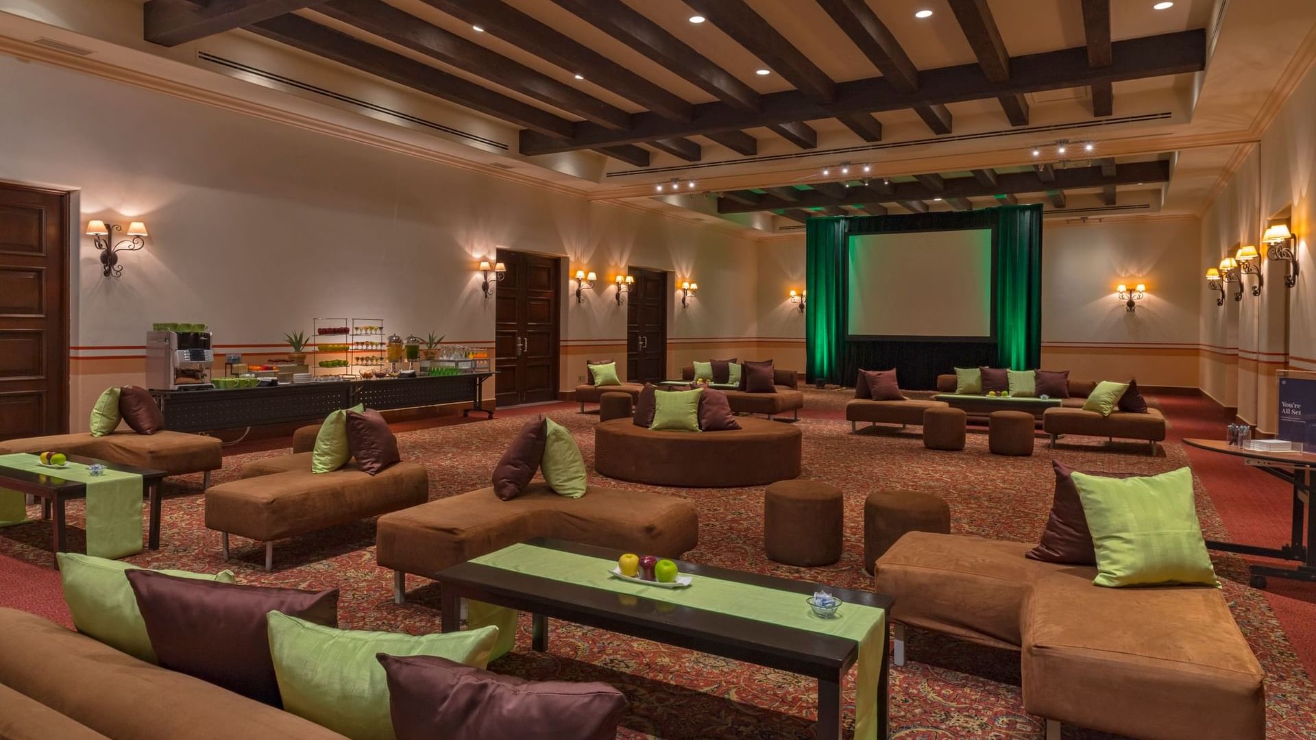 Arreglos de mesa en forma de U en el Salón Arcos con cómodos asientos e iluminación cálida en Hacienda del Mar Los Cabos