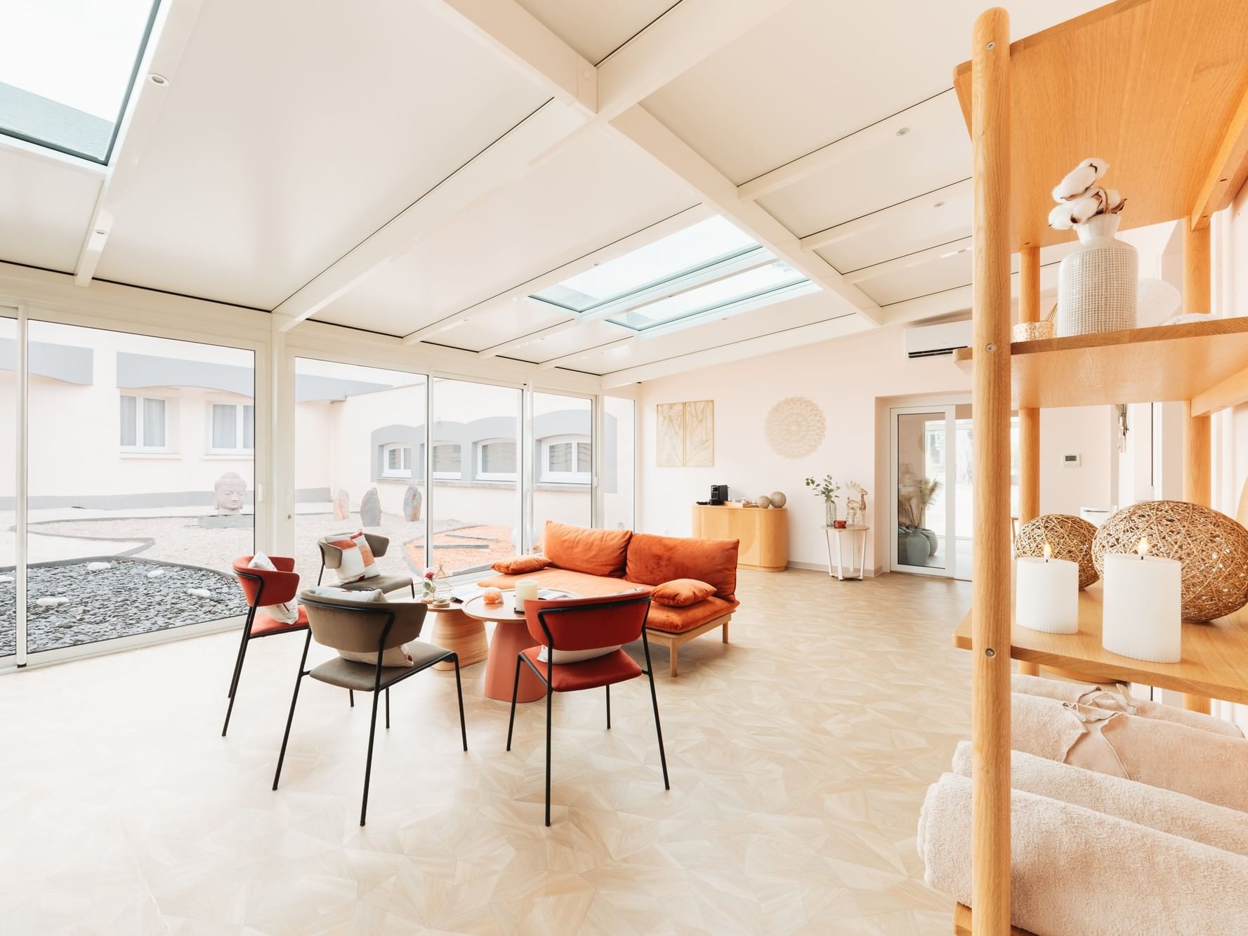 Salon lumineux avec mobilier moderne et vue sur l'extérieur chez Hôtel Causse Comtal Rodez.