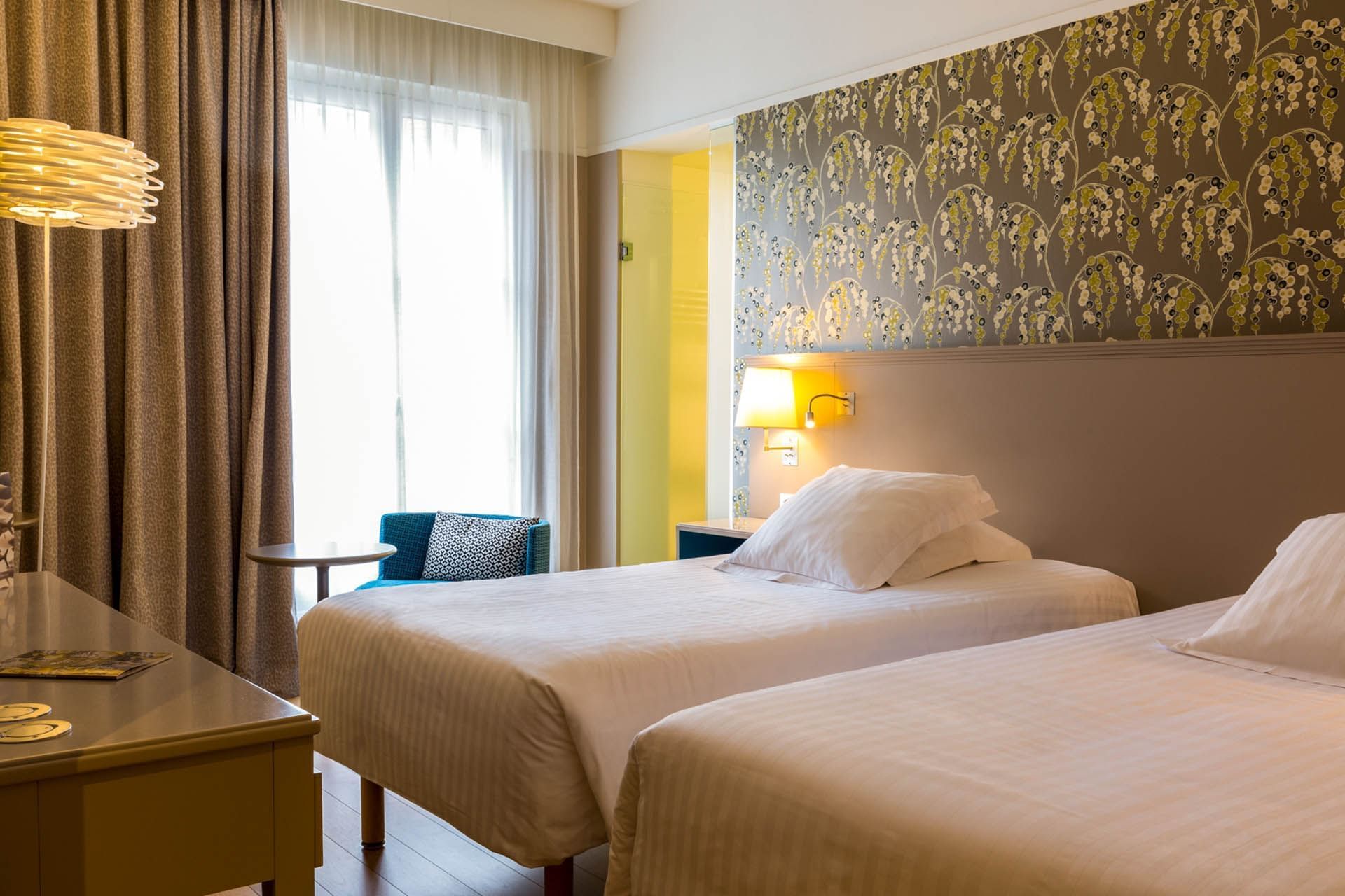 Deux lits simples avec fauteuil confortable, Oceania Hôtel de France Nantes