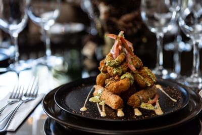 Primer plano de un plato servido en hoteles Bluedoors