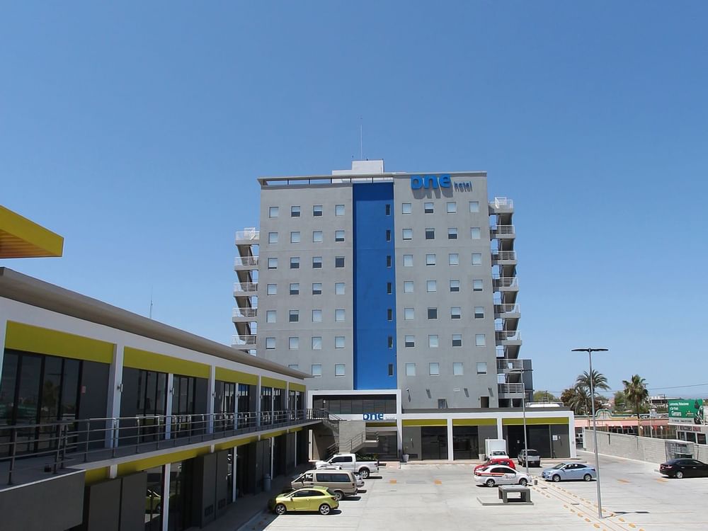 Vista exterior del hotel y aparcamiento de One La Paz