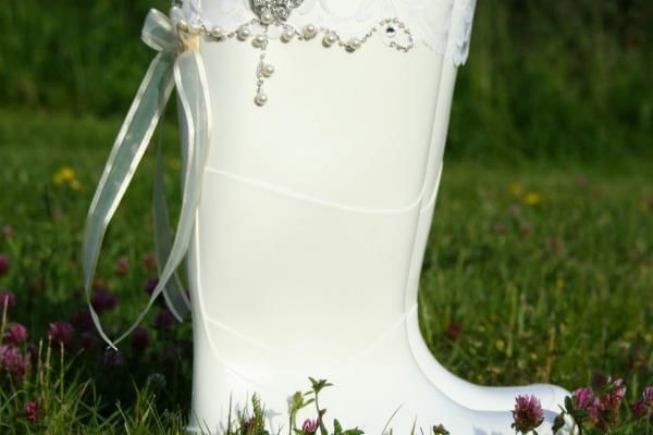 Bride wellington boot, a good tip for embracing rain on your wedding day