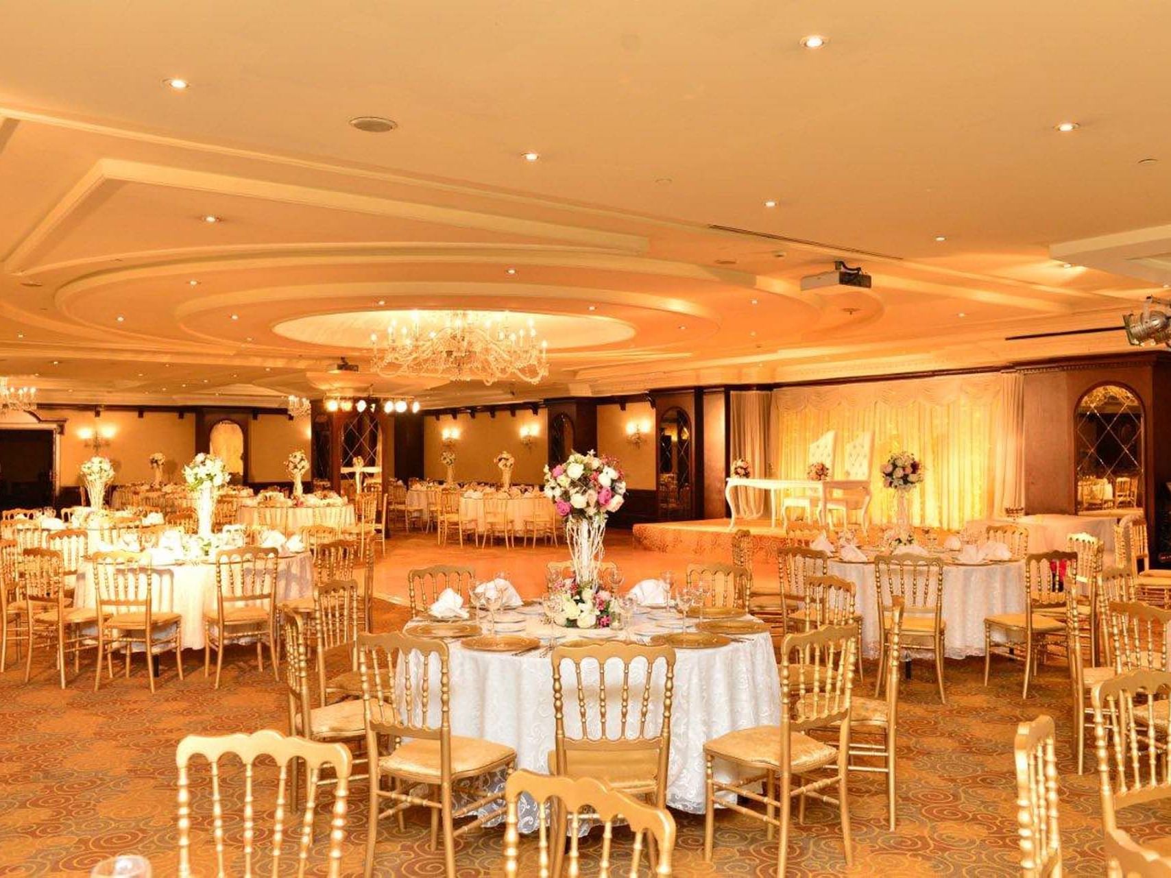 Istanbul wedding venue - Eresin Hotels Topkapı boasts a magnificent hall adorned with crystals.