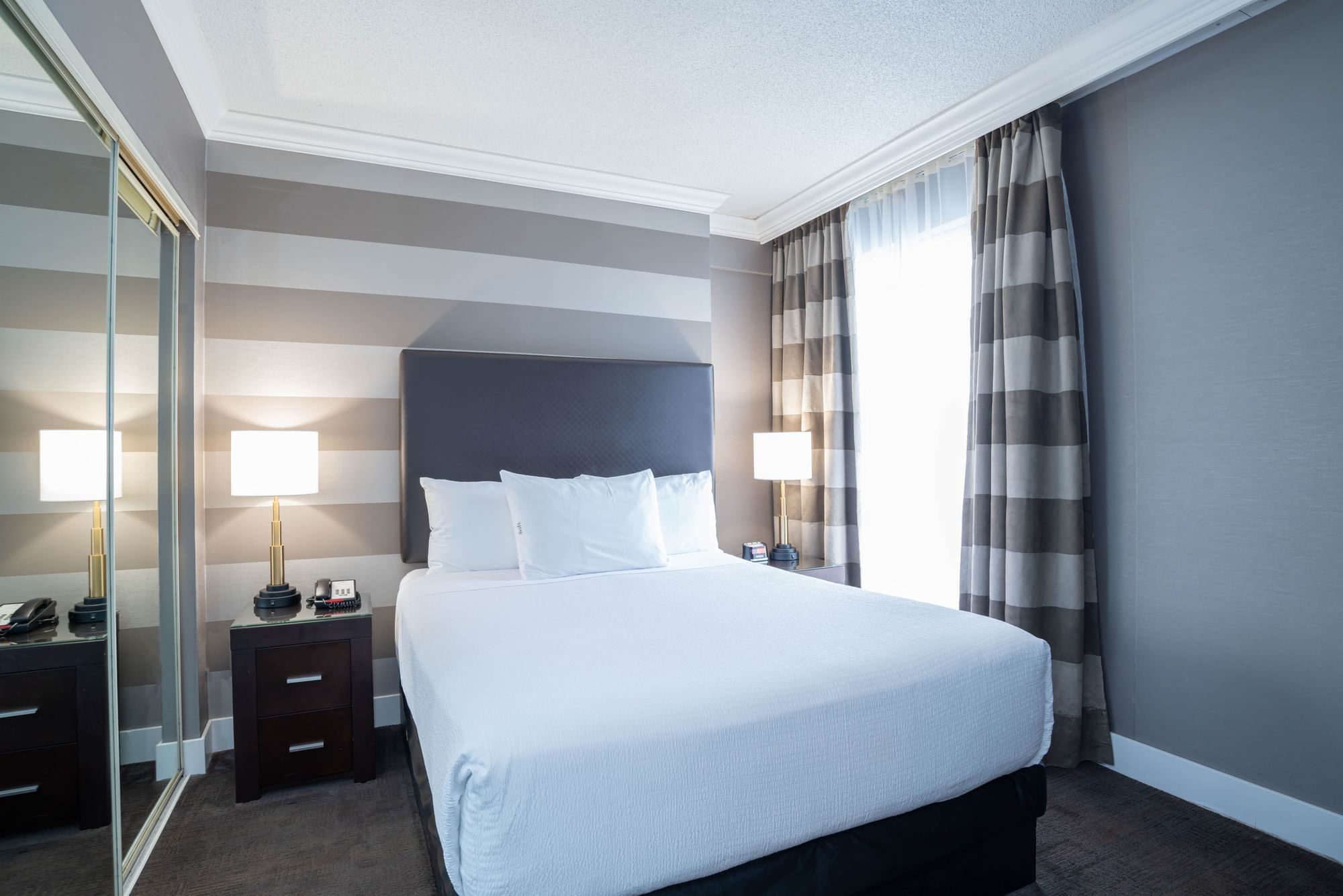 Hotel Rooms In Mississauga ON Sandman Signature Mississauga Hotel   Smis Ss1qhk 01 Standard 