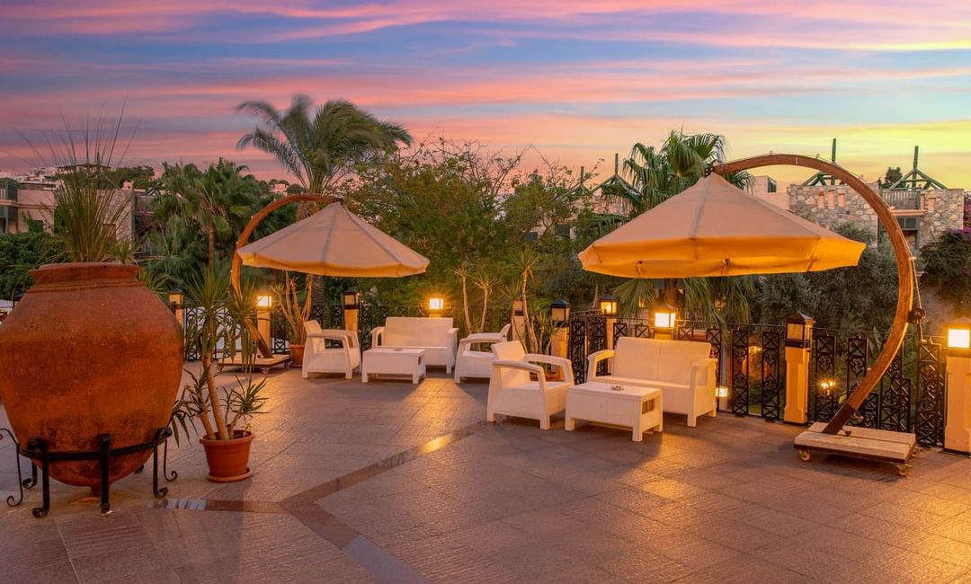 Bodrum Imperial'deki La Noche Bar'da açık yemek alanı