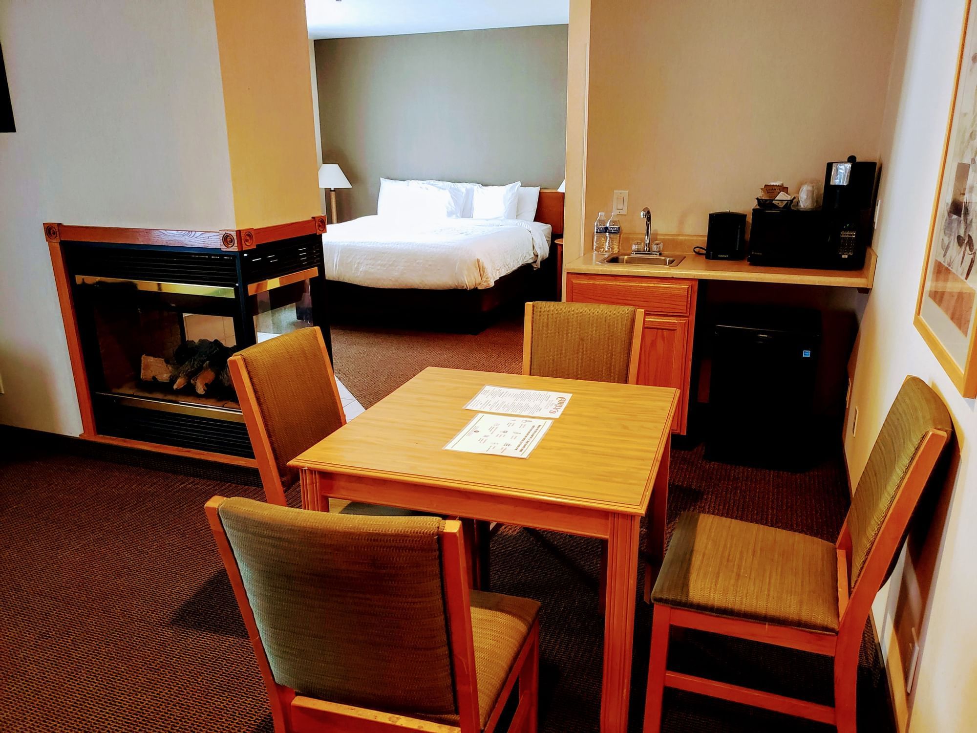 Bedroom & lounge area in Deluxe Suite at Evergreen Resort  