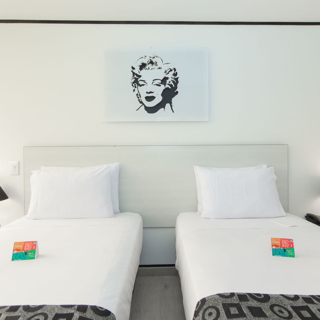 Interior of a Double room with Twin beds at Pop Art Tocancipa 