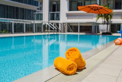 Yellow bath towels by the pool at Berkeley Shore Hotel