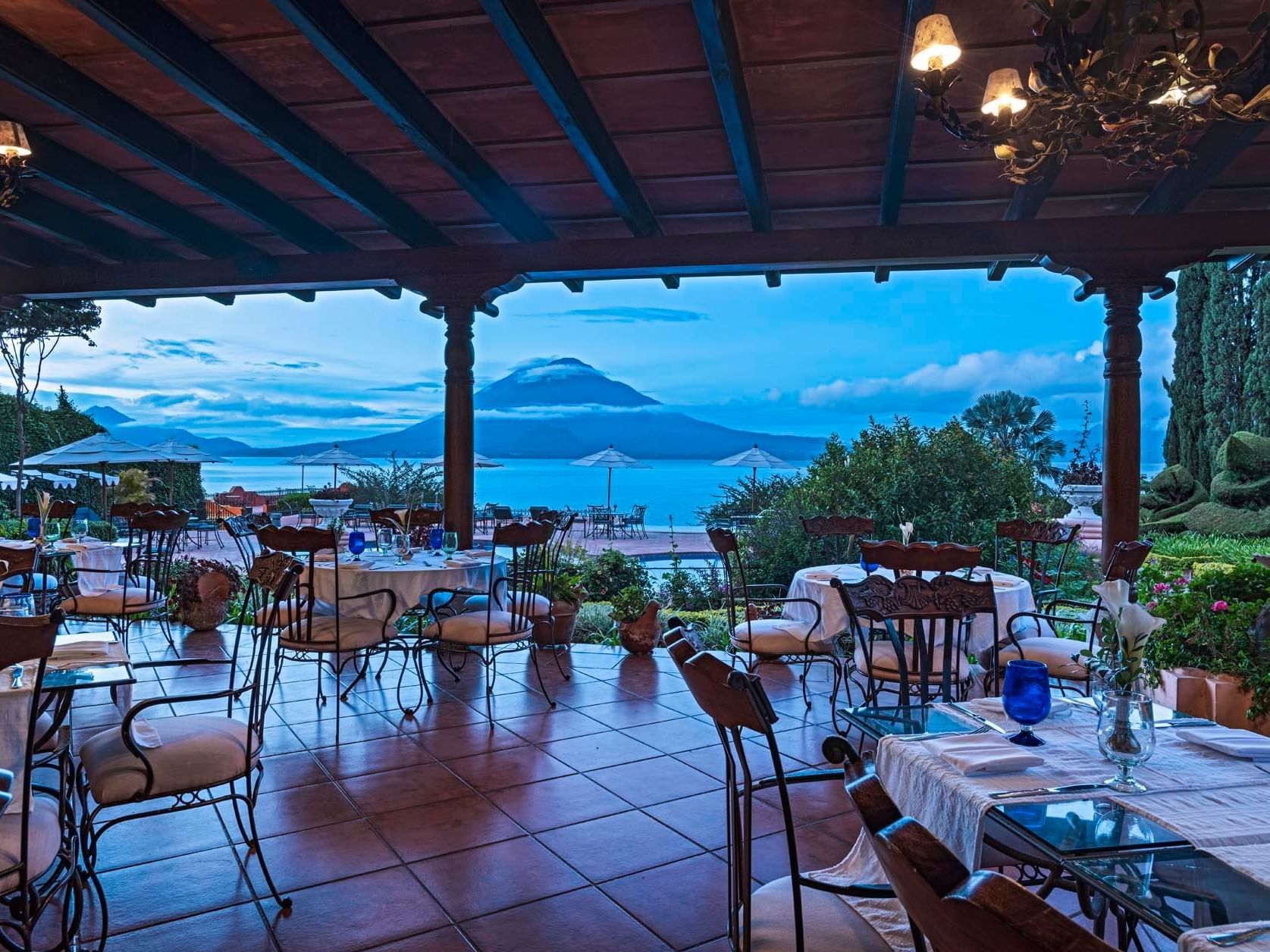 Dining area with lake view in Atitlán Restaurant, Hotel Atitlan