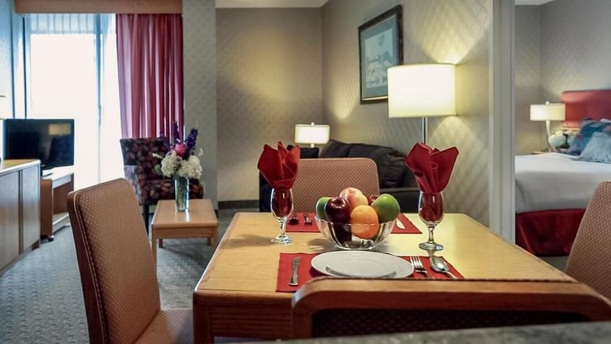 Chambre d’hôtel avec table à manger au Cartier Place Suite Hotel