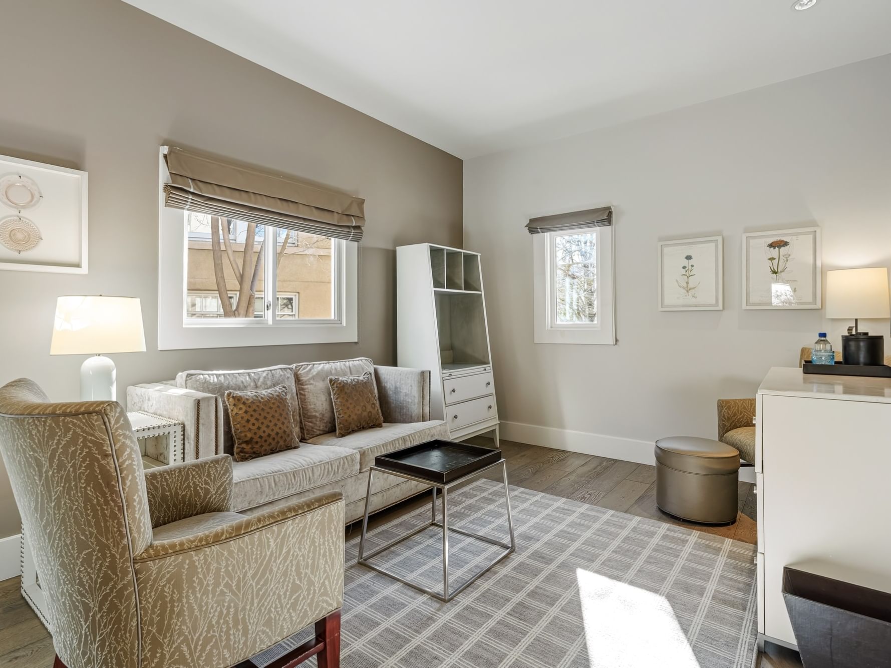 A well-furnished living room with modern decor and cozy furniture at Hotel Parq Central in Albuquerque.