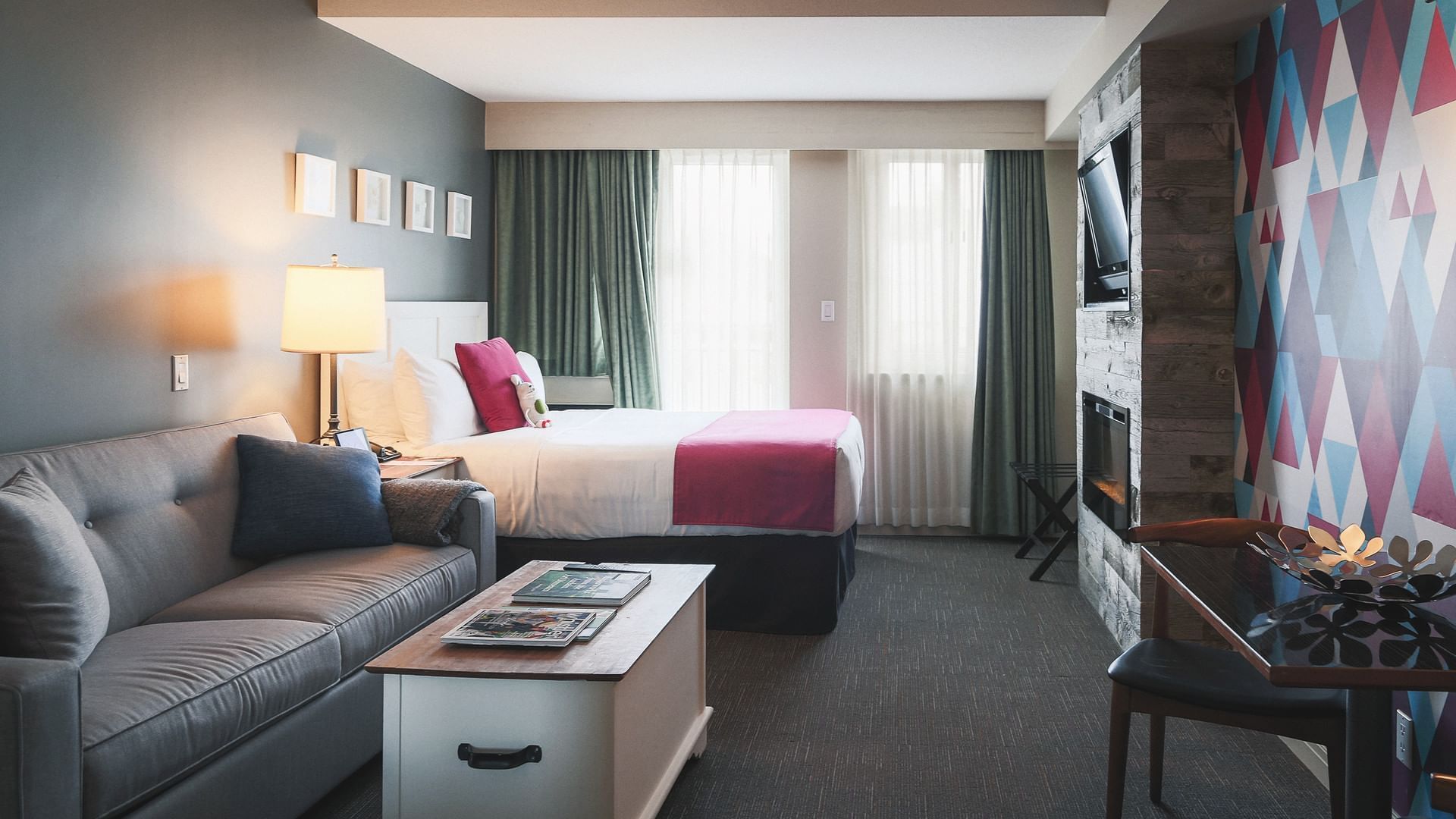 Queen Deluxe Studio Summit Lodge Whistler