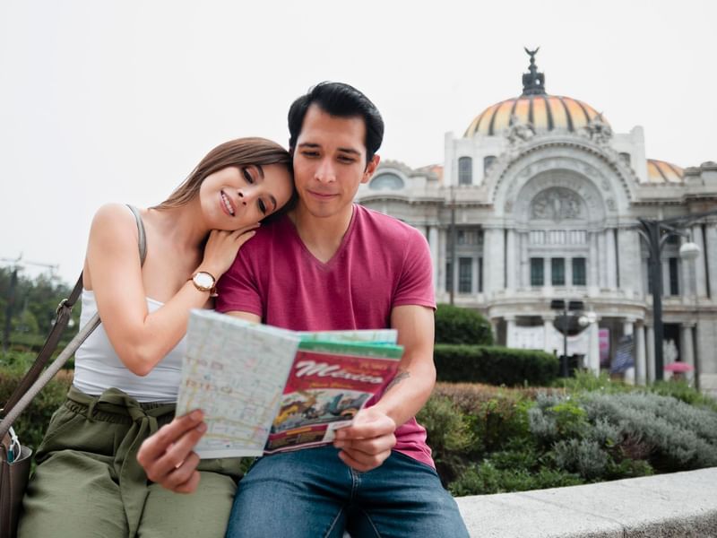 Couple in Palacio de Bellas Artes near Elements by Marquis