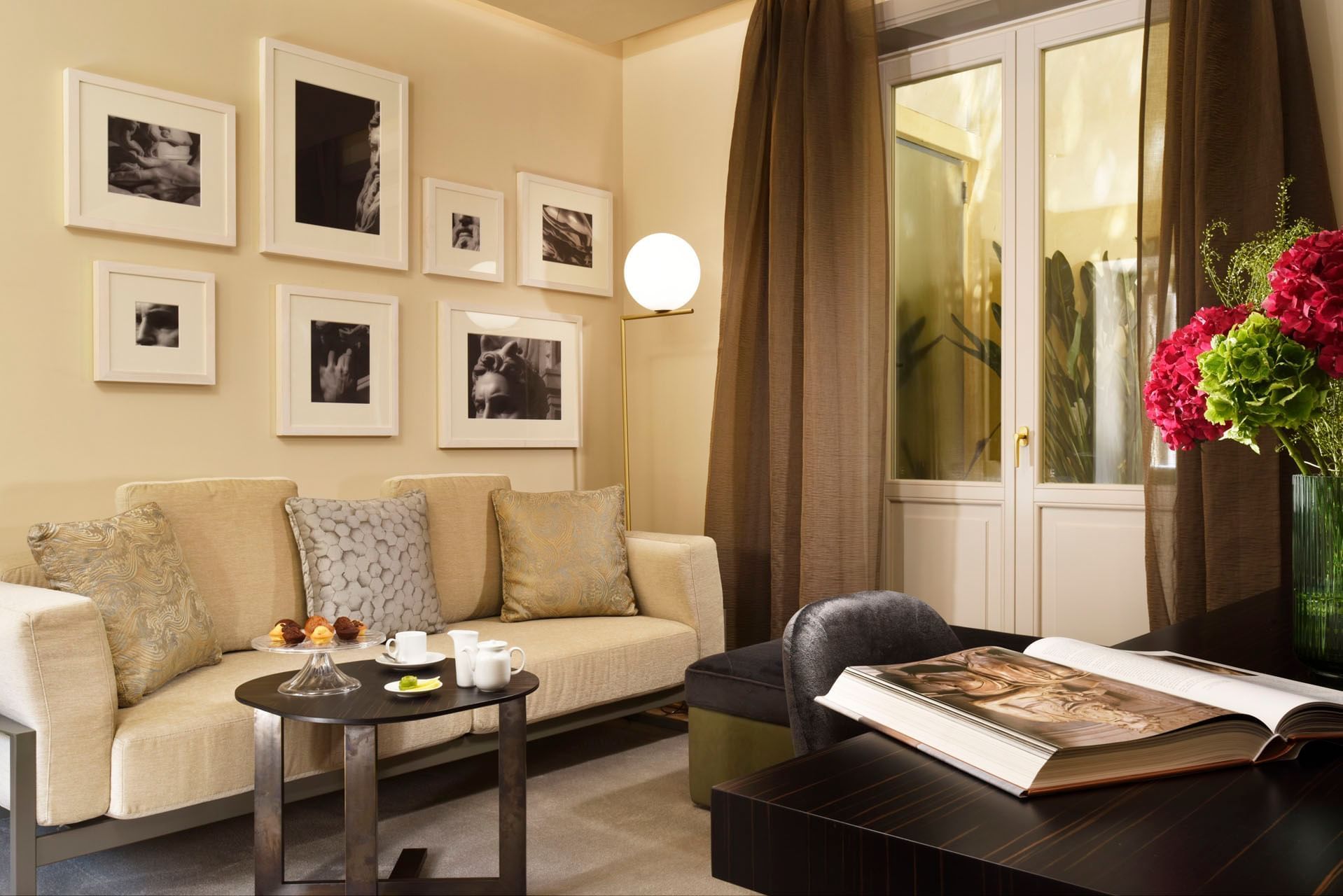 Living area with comfy loungers & wall art in the Garden Suite at Margutta 19