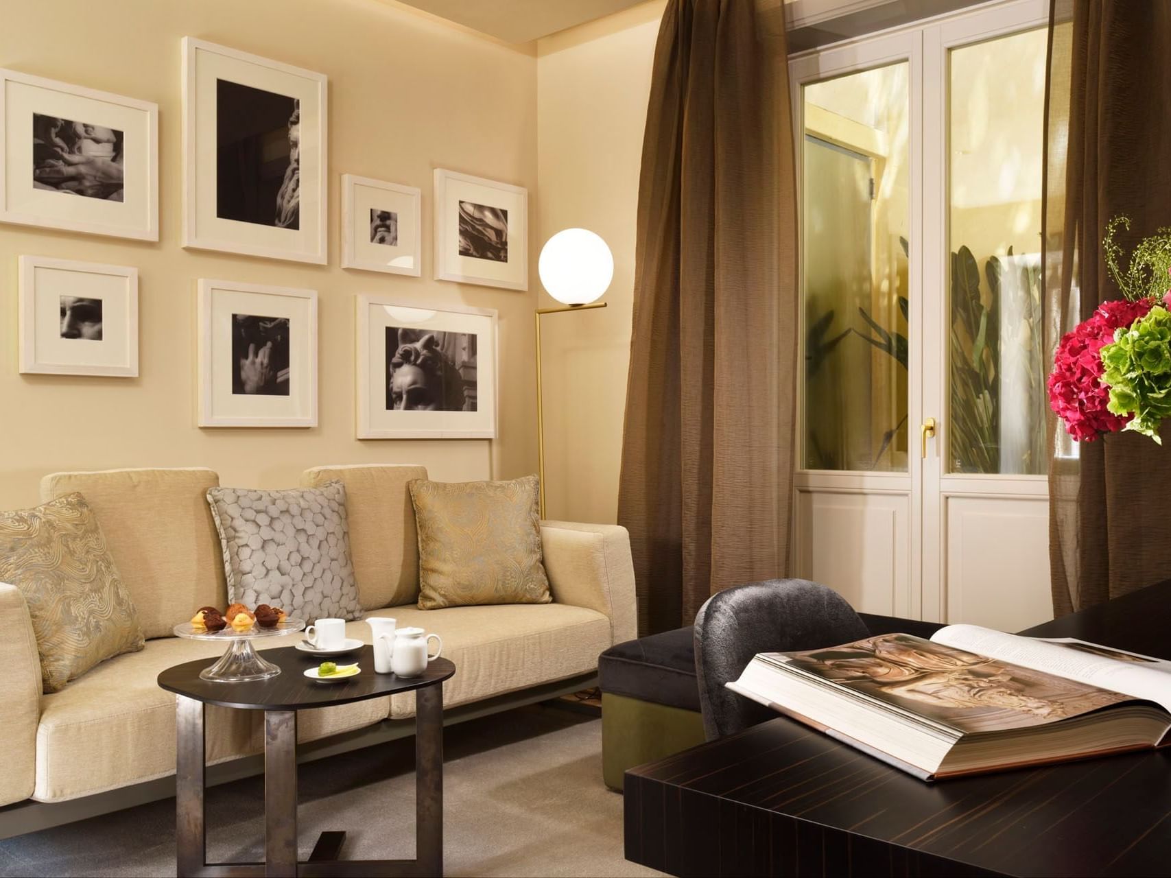 Living area with comfy loungers & wall art in the Garden Suite at Margutta 19