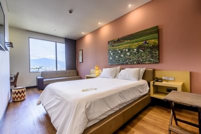Deluxe Double with a king bed & desk at Diez Hotel Categoría
