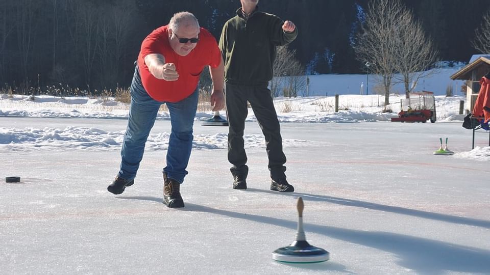 Eisstockschießen im Tannheimer Tal - Wellnesshotel ...liebes Rot-Flüh