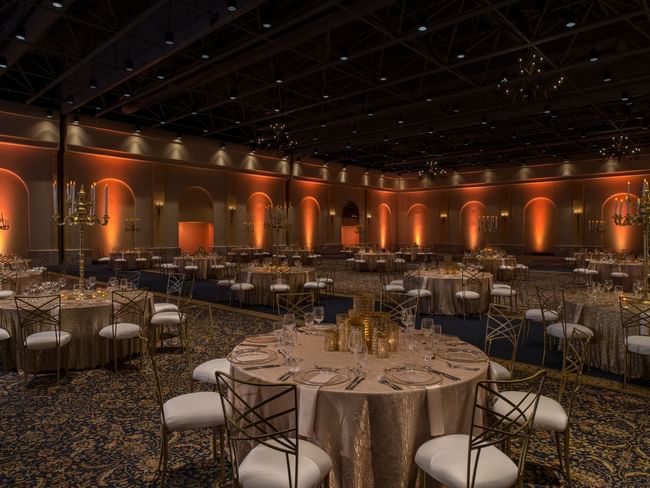 Salón Arco con hermosos arreglos para cenas e iluminación cálida en Hacienda del Mar Los Cabos