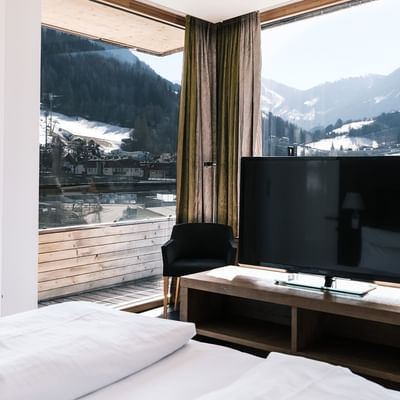 TV stand & mountain view, Dachstein Suite, Falkensteiner Hotels