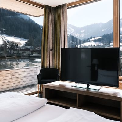 TV stand & mountain view, Dachstein Suite, Falkensteiner Hotels