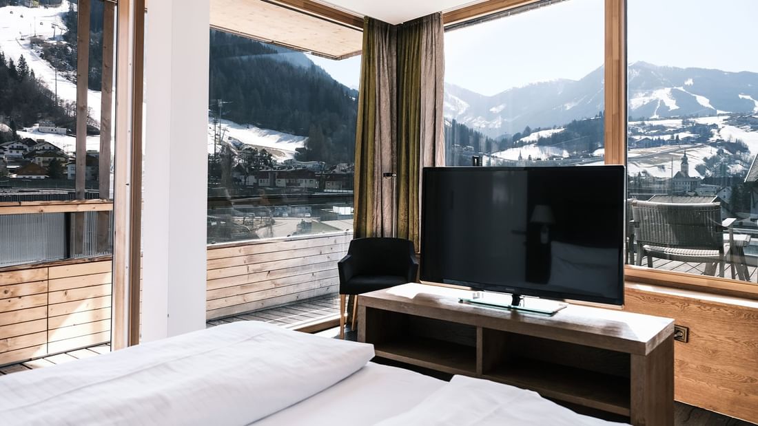 TV stand & mountain view, Dachstein Suite, Falkensteiner Hotels