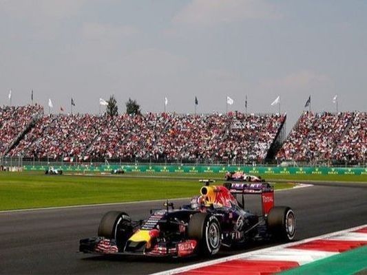 Carreras de autos en la pista de Fórmula 1 cerca de Casa Mali by Dominion