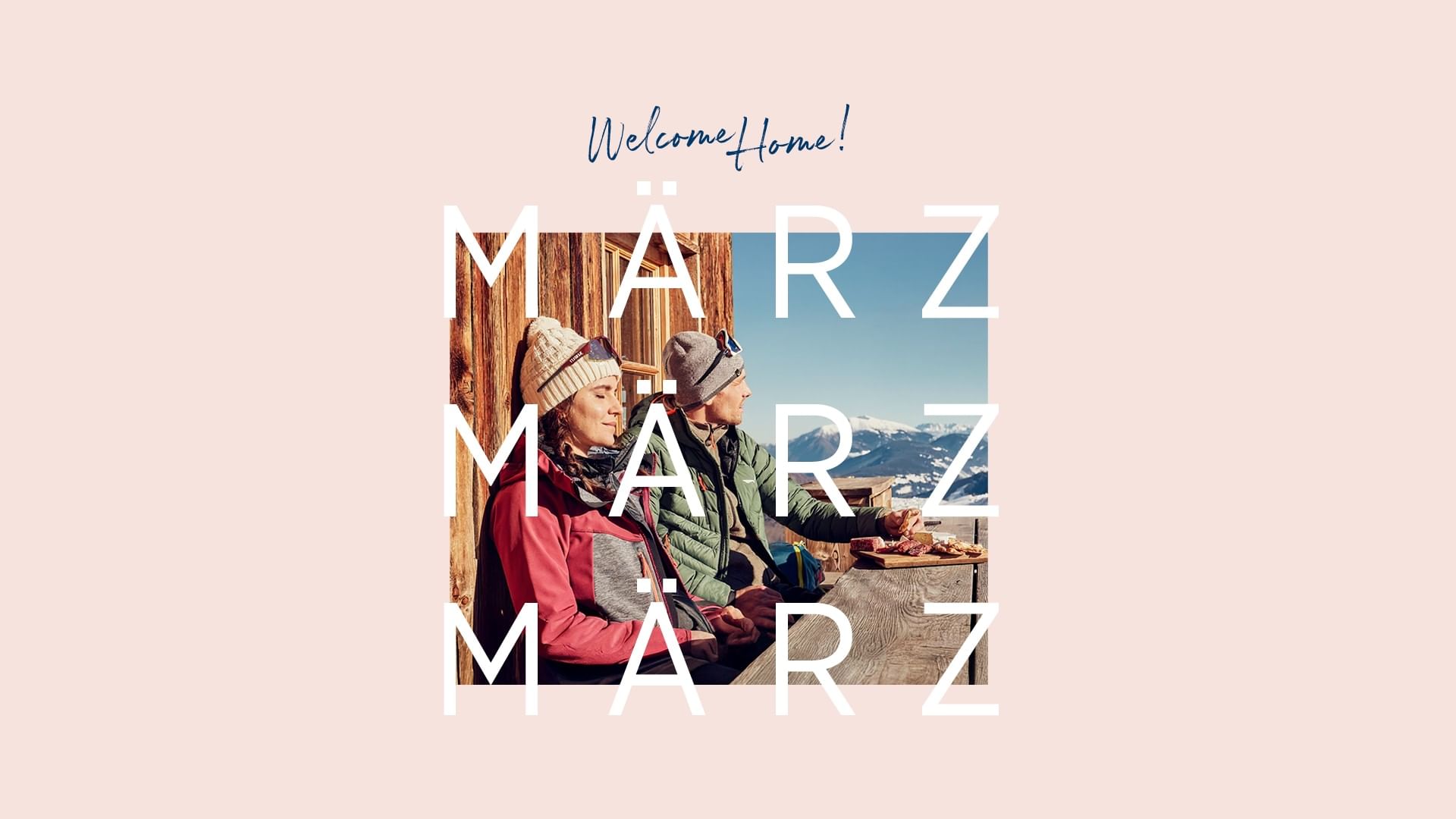 Zwei Personen genießen Essen auf einer Bank vor Bergen bei Falkensteiner Group