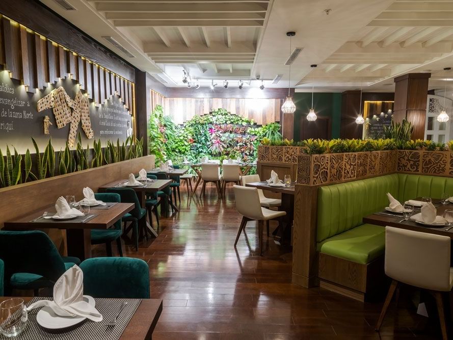 Arranged dining area in Bistró Central at Central Hotel Panama