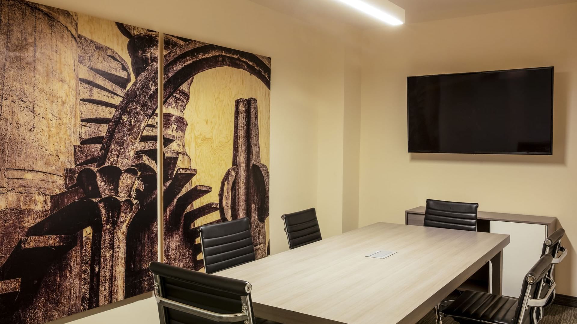 Table arranged in a meeting room at FI San Luis Potosí Oriente