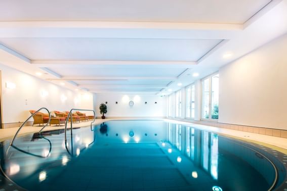 Schwimmbecken mit Liegen im Hotel Collegium Leoninum, Bonn