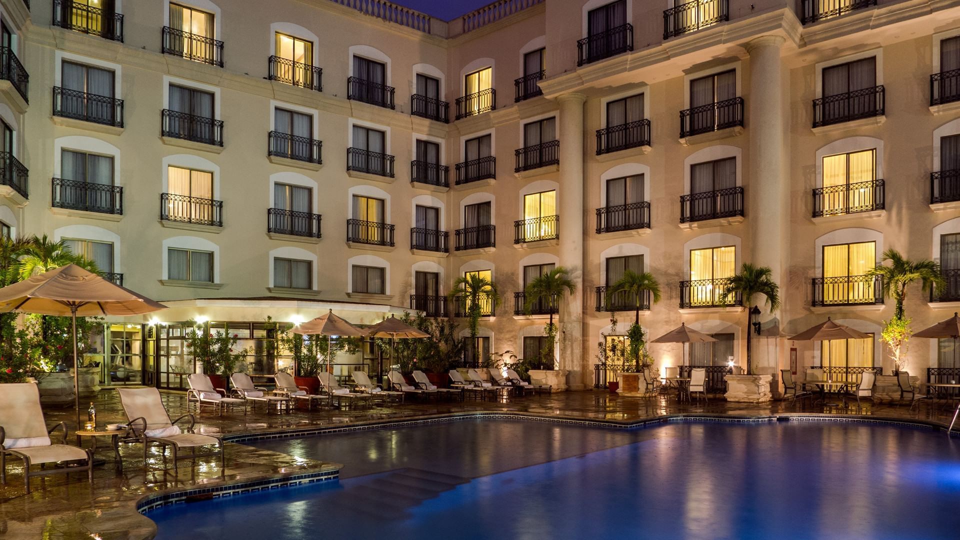 Vista del hotel y piscina al aire libre en Hoteles Fiesta Americana