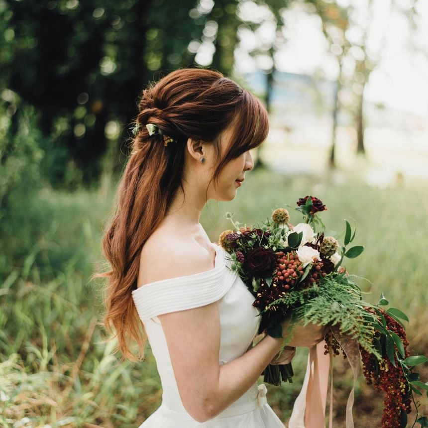 Photograph of bride with holding bouquet at The Stonebreaker Hotel