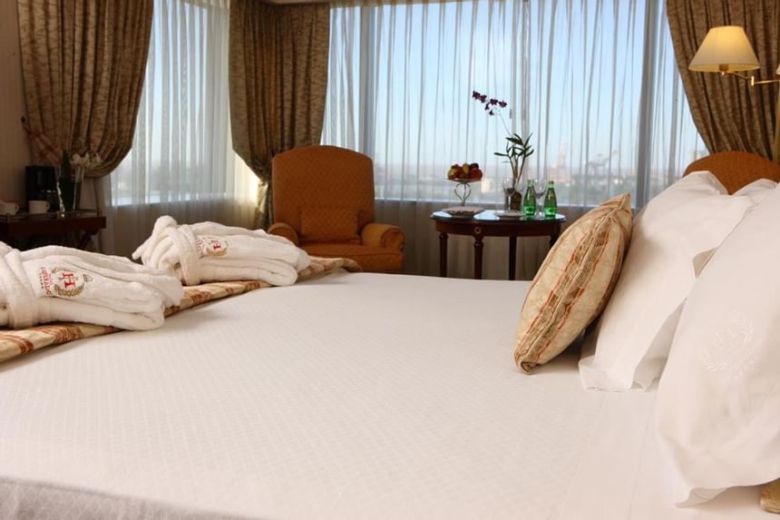 Corner Suite con una cama en el Hotel Emperador Buenos Aires