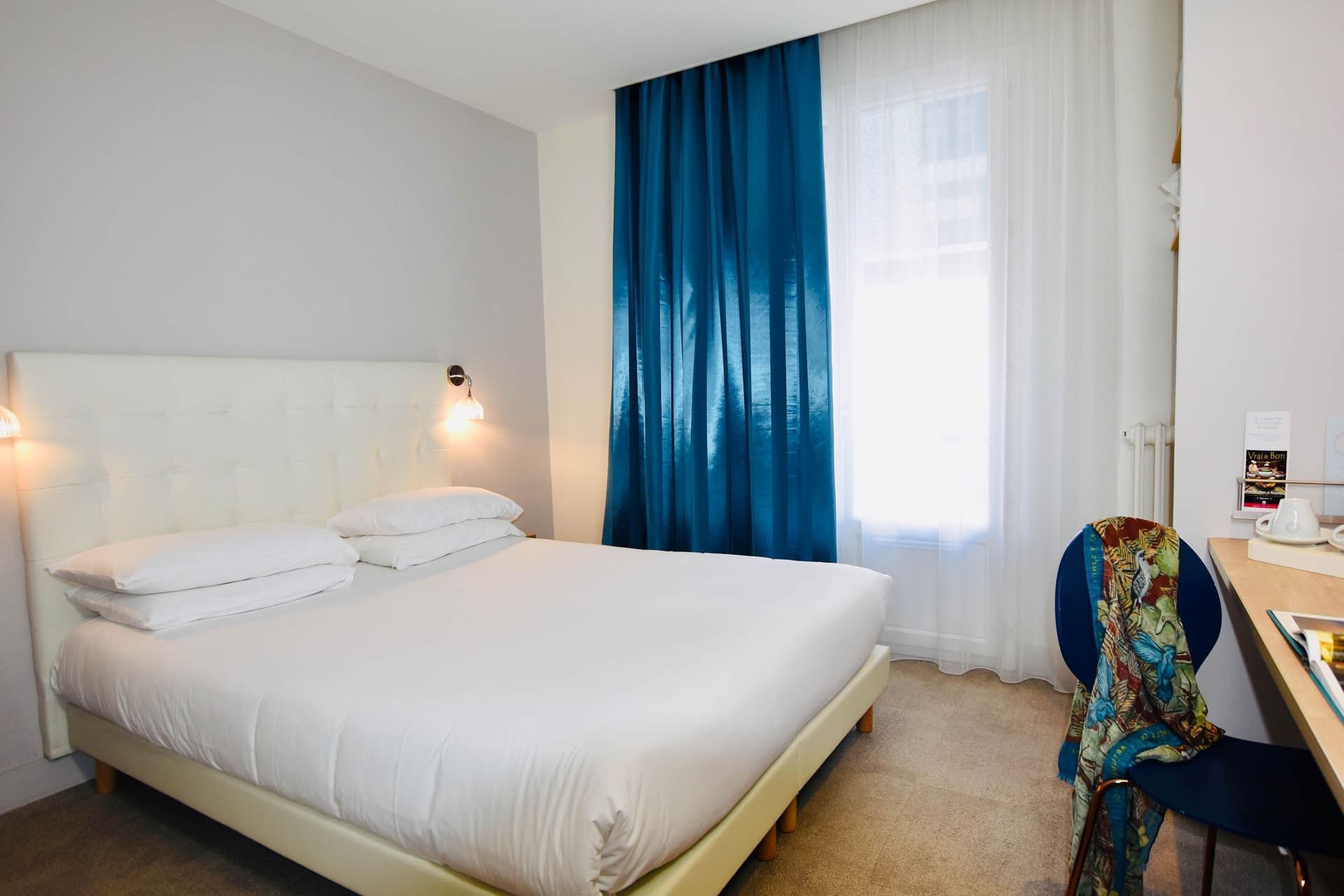 Lit king size et bureau dans une suite à l'Escale Oceania Lorient