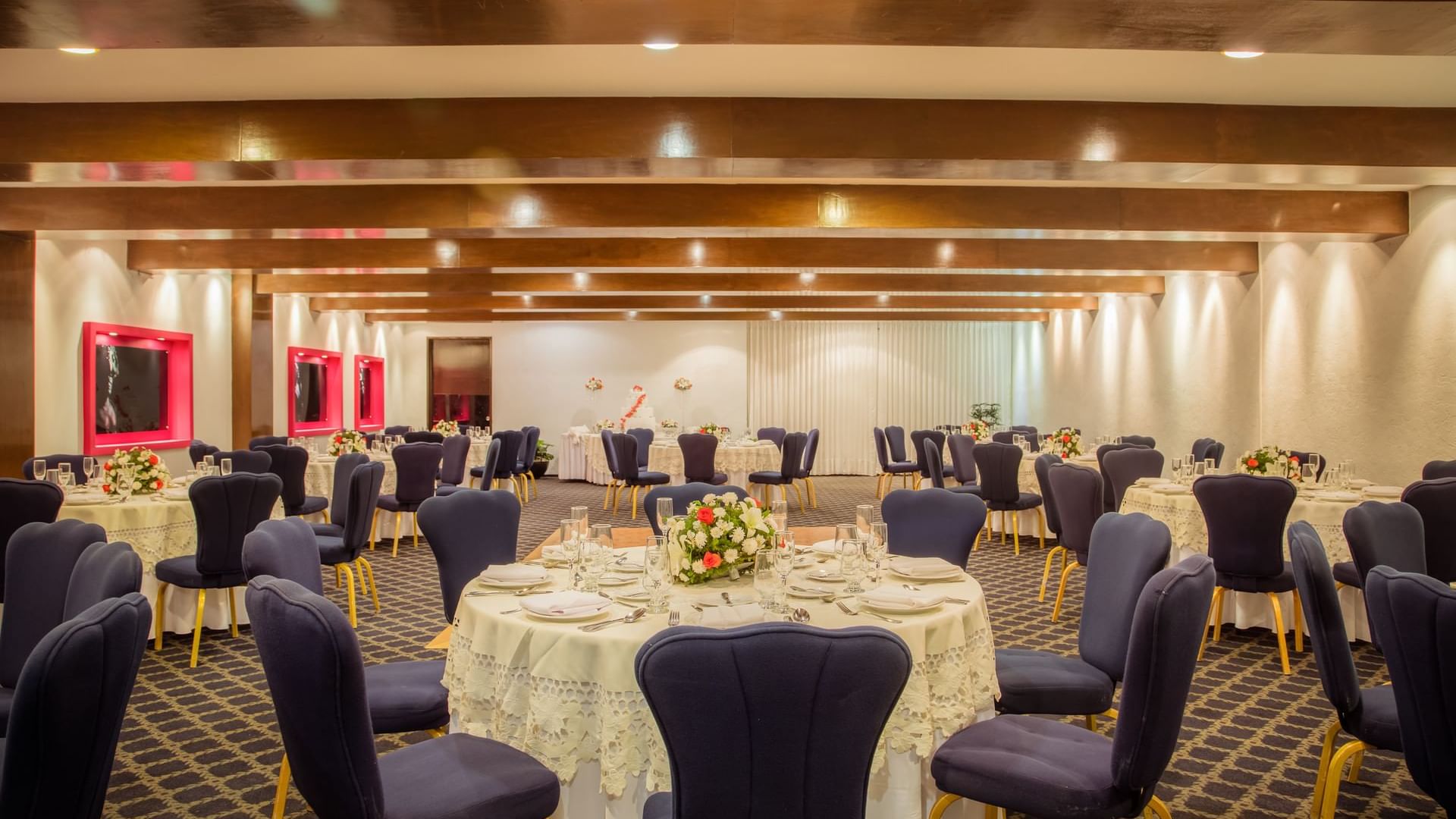 Banquet tables arranged in a Hall at Gamma Mérida el Castellano