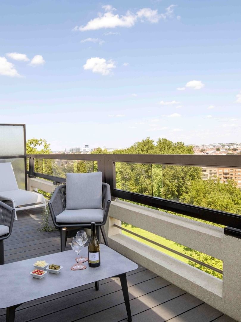 Terrasse urbaine élégante avec mobilier moderne et vue sur la ville pour l'offre Escapade Urbaine de Printemps