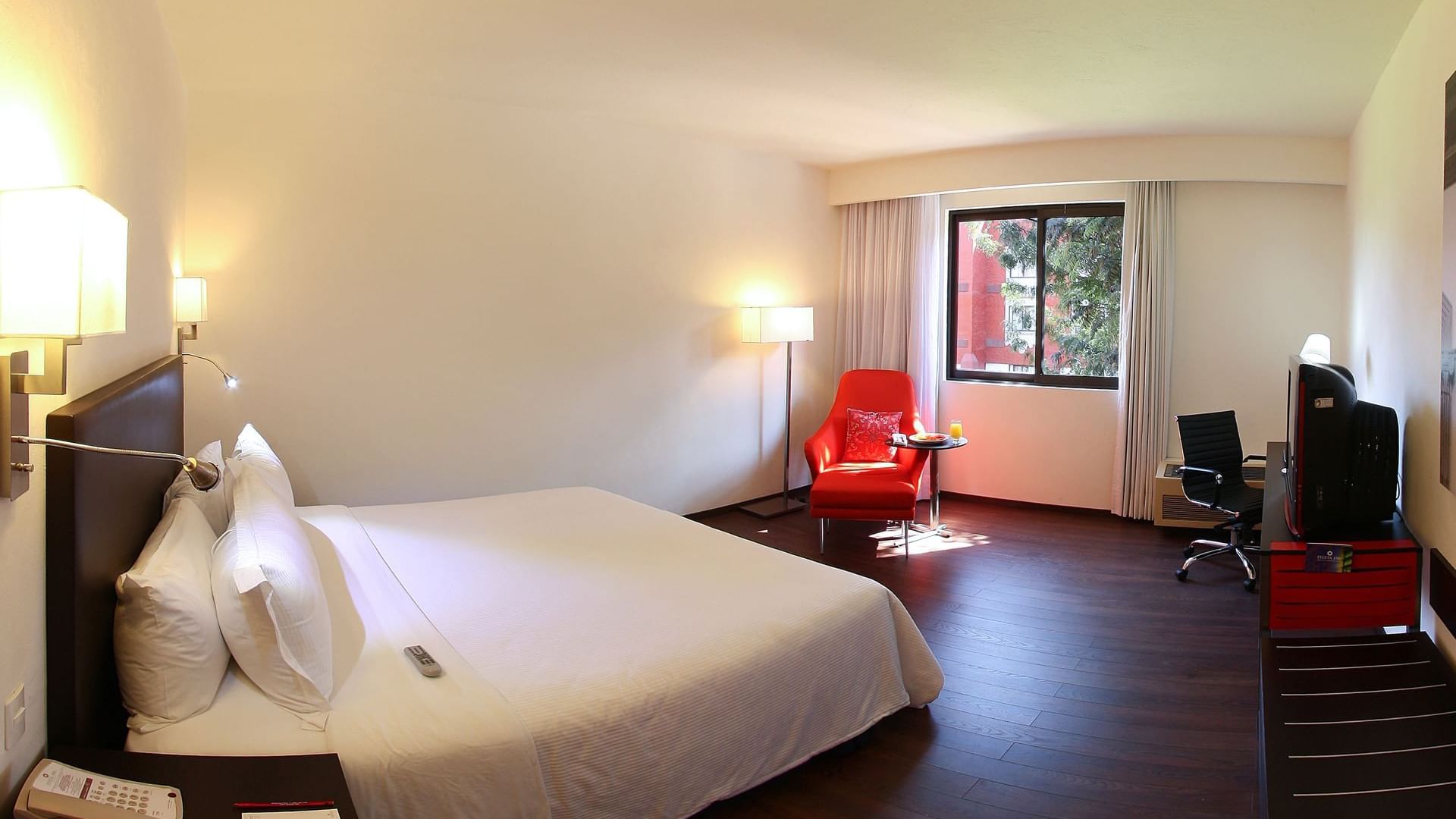 Working desk in Superior Room at Fiesta Inn Xalapa