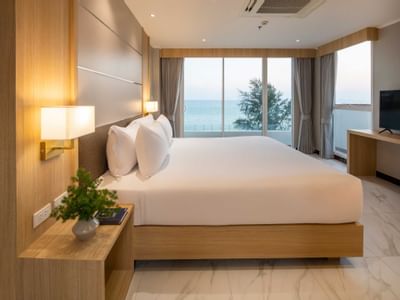 Large bed in Suite Seaview at Eastin Resort Rayong