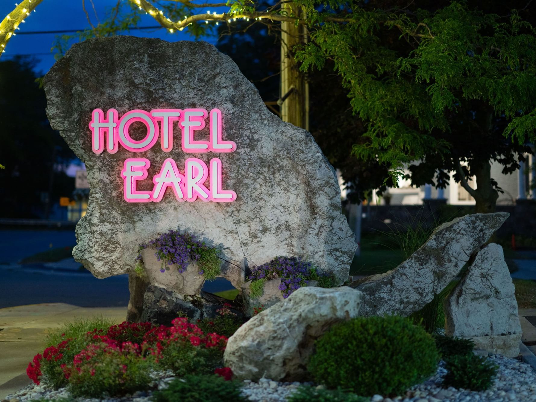 Famous beaver stone and sign at Hotel Earl