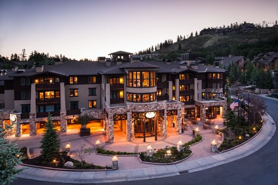 Beautiful exterior view of the Stein Lodge at the night