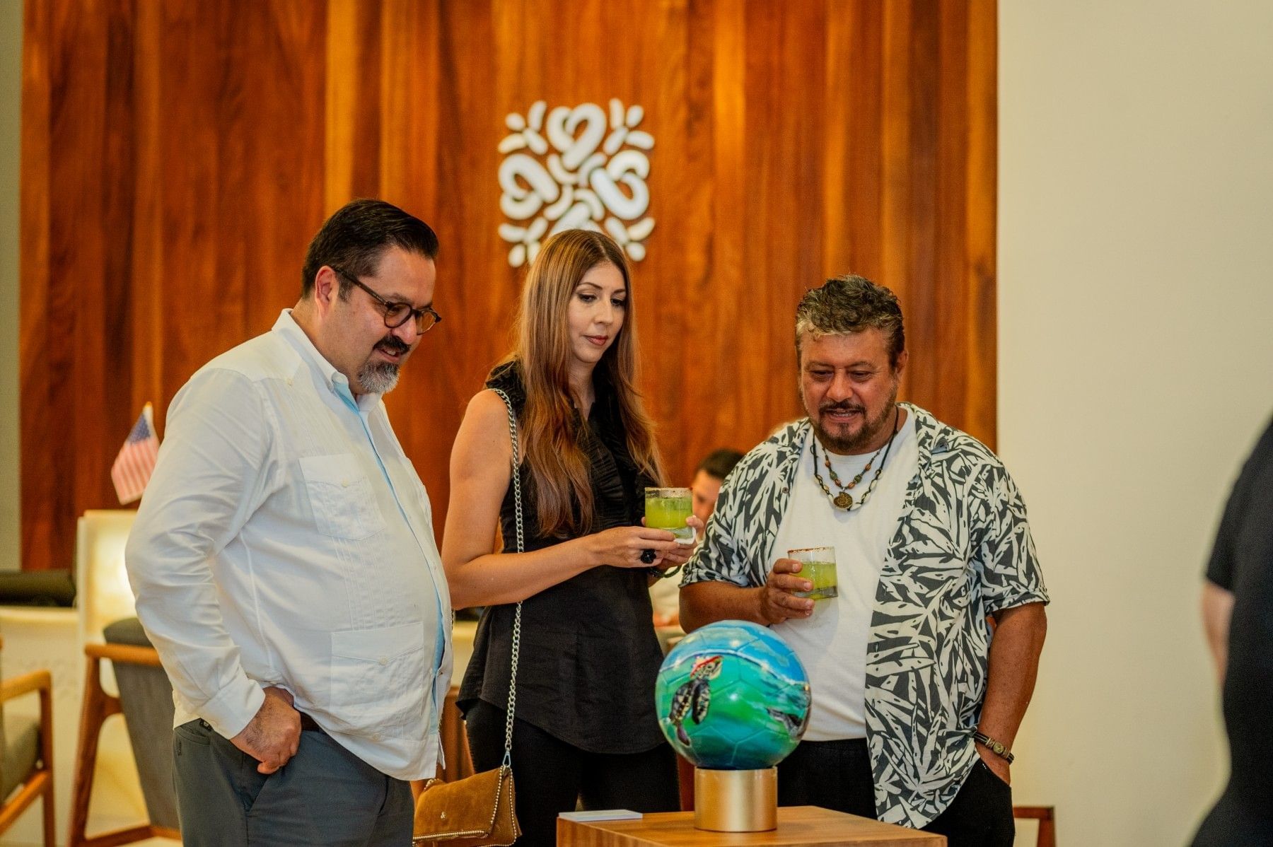Visitantes recorriendo la exposición Arte en Juego en Villa Premiere Boutique Hotel & Romantic Getaway en Puerto Vallarta