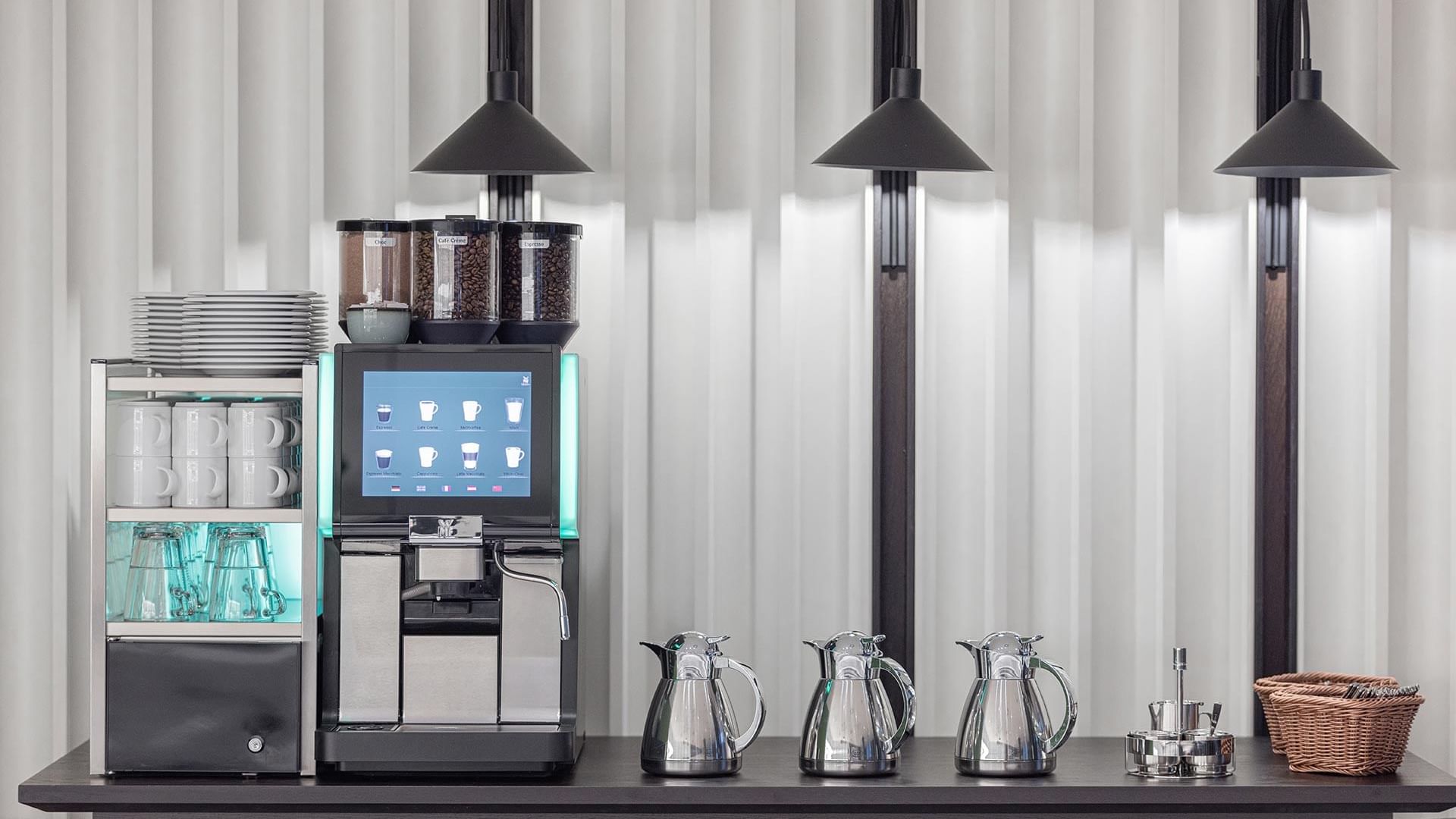 Frühstücksbuffet mit Getränken und Obst im Frühstücksrestaurant im Titanic Comfort Kurfürstendamm